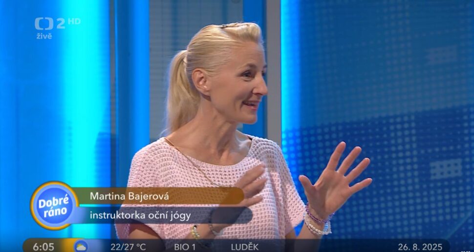 Martina Bajerová jako instruktorka oční jógy v televizním studiu