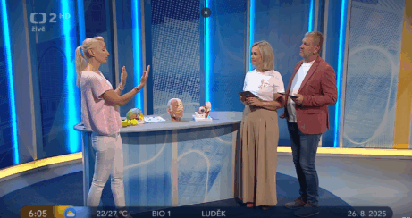 Martina Bajerová v televizním studiu