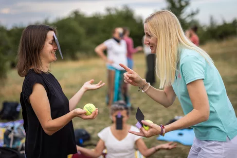 Cvičení s míčky na instruktorském kurzu